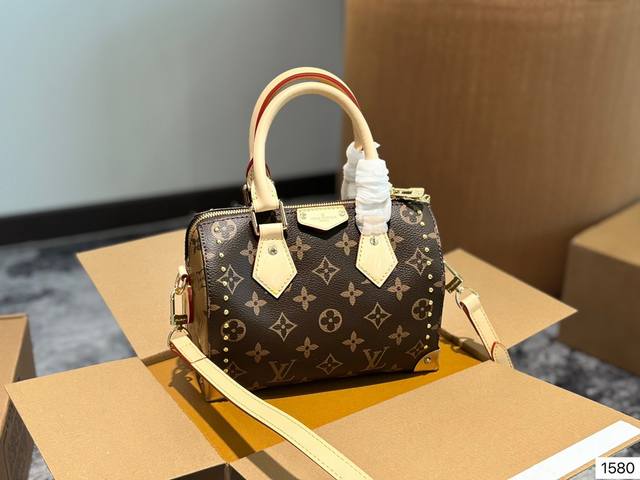 礼盒 Lv 新款 Speedy 20铆钉枕头包 Lv 新款系列 枕头包 手袋,全网首发 Lv Speedy 枕头包这款retiro 手袋以标志性 经典永恒。优雅