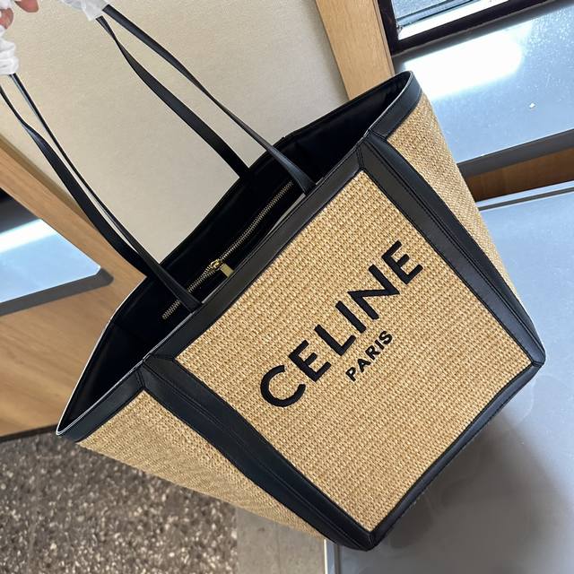 Celine 草编购物袋这个夏天真不能草率～ 每一只包都与草搭边 美到窒息系列～原版草编配牛皮包边 上档次～尺寸：41 31