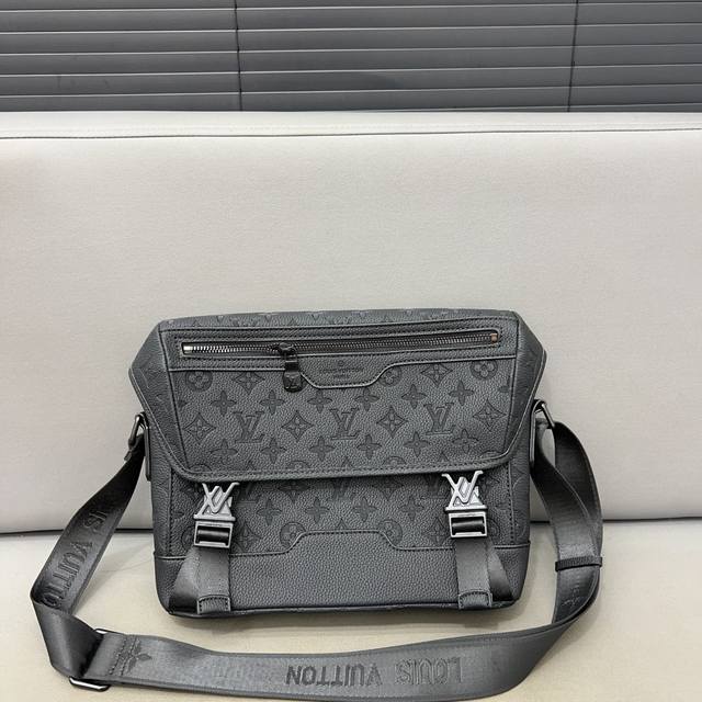 Louisvuitton 路易威登messenger Voyager Pm 字母图案压花可调节肩带 皮革 单肩斜挎包 男款 翻盖邮差包 单肩包斜挎包 采用精湛镶