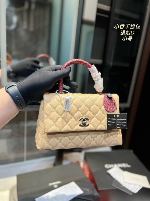 牛皮版本折叠礼盒chanel香奈儿 1Coco Handle 塞尔兹堡系列 女士手提口盖包，专柜在售香奈儿 Hass 御用鱼子酱材质！原装五金扣 励泰手缝定制，