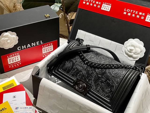 折叠礼盒chanel 中古系列 浮雕罗马纹 Leboy 超高级 真的一定要买！非常适合出门装很多零碎东西 千万不要说黑金很老气，上身你就知道多美了扣子没有双c的