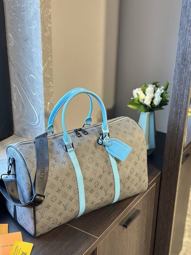 绿松石配色 Lv Keepall Bandouliere 旅行袋d！超酷中lv Keepall老花旅行袋lvkeepall 出差旅行最常用的一只包这是超酷的一只