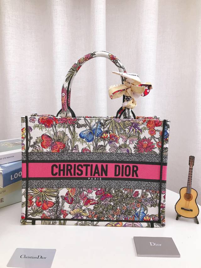 高品质 折叠礼盒迪奥tote托特包购物袋3D浮雕原版布 Dior 原版布提花 配丝巾+内胆dior Book Tote今年最喜欢的一款购物袋 Tote我用的次数