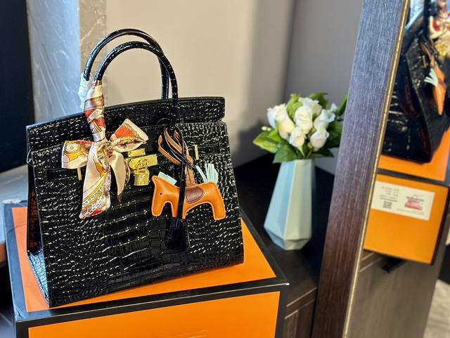 折叠礼盒hermes 高级鳄鱼纹 铂金包 Hermès 爱马仕 铂金包 高端质量 原版皮质 明星同款 原版质量 ，Hermès每个女孩的必备品j 尺寸：30Cm