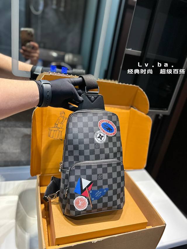 Louisvuitton 路易威登avenue系列胸包 斜挎包 男女通用单肩包 采用精湛镶嵌细工，经典百搭 实物拍摄 原厂原版面料 配送防尘袋 32 X 21