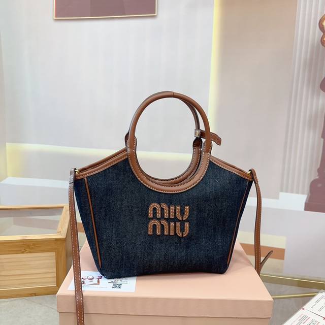 礼盒包装miumiu牛仔托特包miu家新款菜篮子 牛仔包购物袋 休闲庸懒感十足又轻便又有颜值的一只这款的版型也太好看了吧！尺寸23.11.18. T