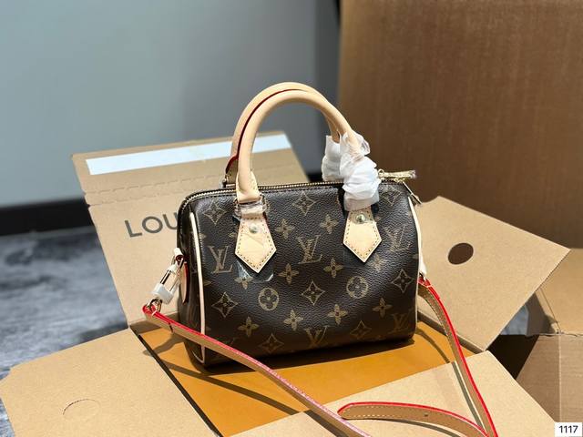 Lv Speedy 枕头包 无论版型 内里和专柜毫无差别 真正原版复刻 内里可拆卸 火遍全球的爆款机场大包 机车女神包 明星同款 贵气而充满活力的品牌设计风格