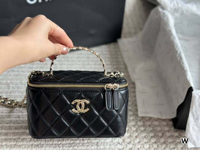 升级款 礼盒包装 Chanel 手工坊手柄小盒子上身可可爱爱金至于容量，我放了一个粉饼 还蛮大的那种 、唇釉、耳机、小梳子，女生出门基本也差不多这些吧，基本都是