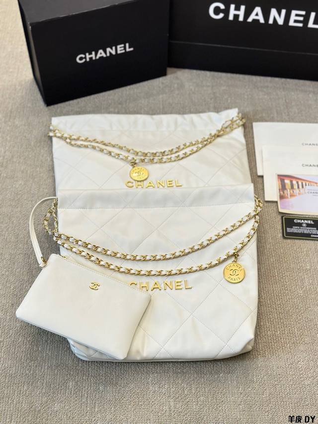 盒 Chanel 22Bag 以数字命名的“垃圾袋” 2021 年10 月，Chanel 品牌艺术总监virginie Viard在2022年春夏 时装秀_上推