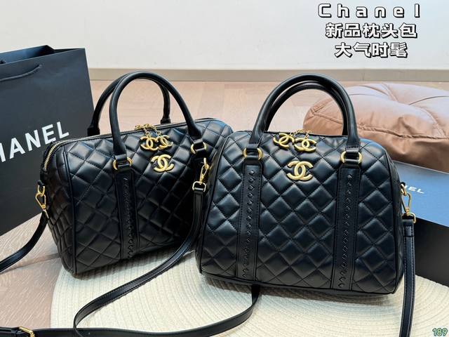 同价 香奈儿 Chanel 新品枕头包金属 Logo大气时髦购物袋一眼就爱上vintage高级感满满简约大气尺寸 32 21 30 23