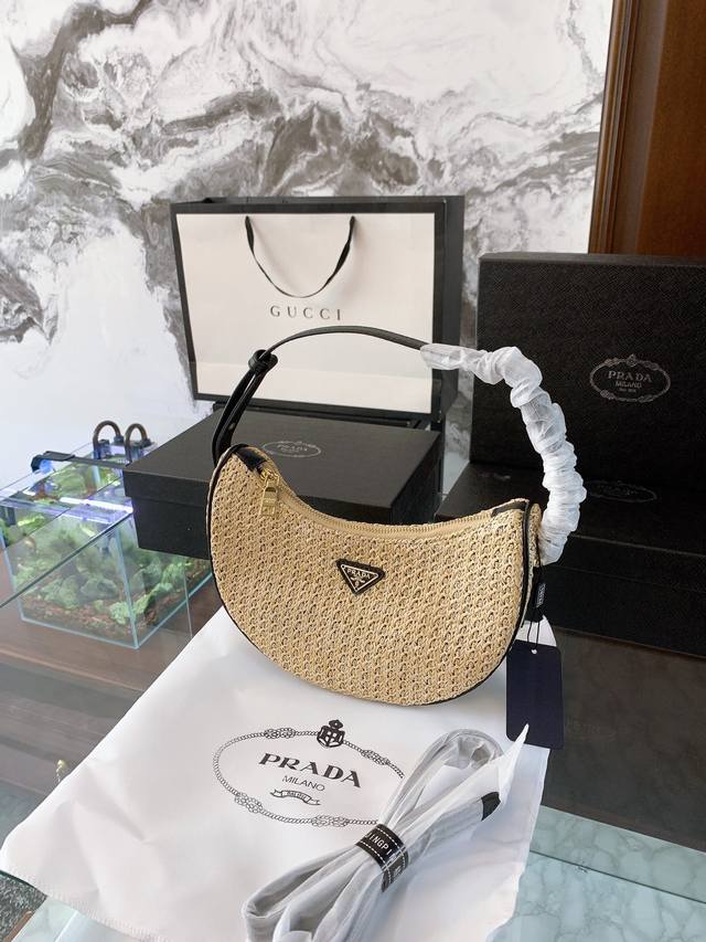 Prada 编织腋下包的夏天啦，马上夏天了，来推荐这只阳光腋下包，编织和皮革，清爽也文艺，让你也可甜可美。 设计也非常实用，容量也大。同款哦夏天怎么能少了草编包