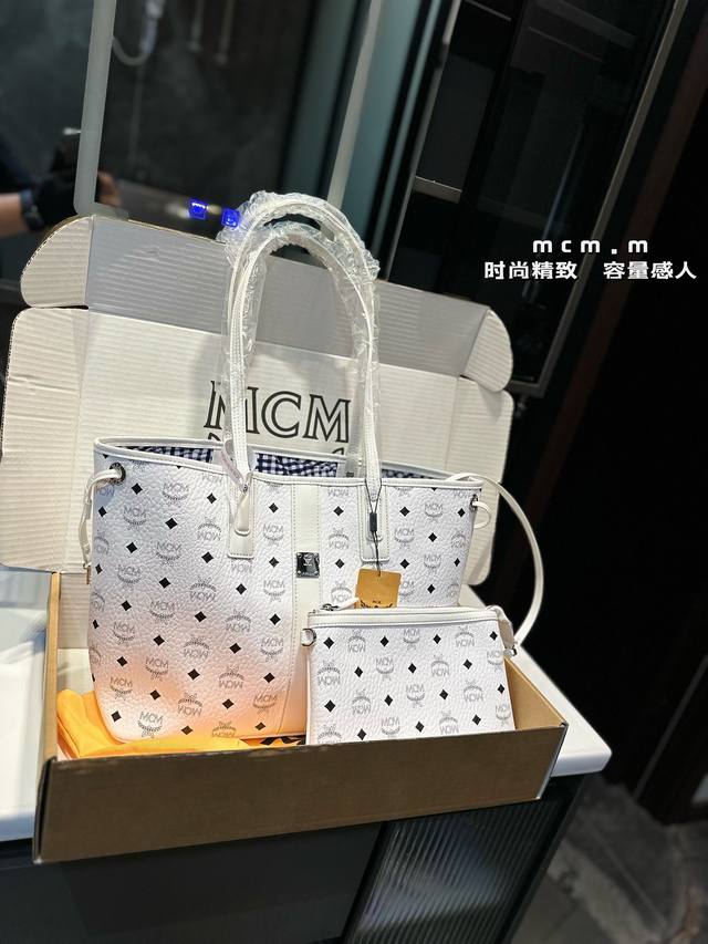 礼盒包装 Mcm新品双面购物袋拥有随和的款式，定制版五金配件，经典购物袋 买1得2 可以手提肩背斜挎特别实用 大家都在追捧的一个款式9 内里小包可拆卸 特别实用