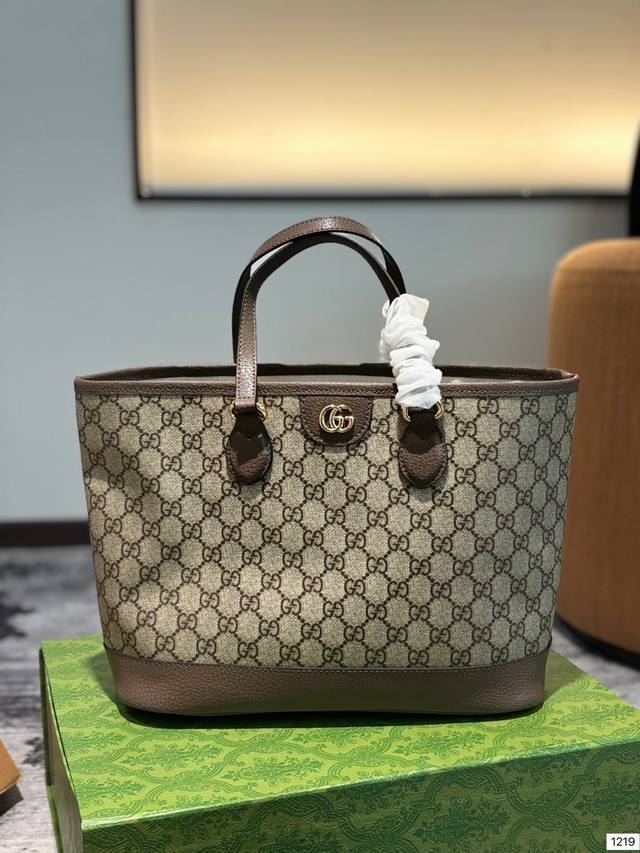 Gucci 限定新品 Tote购物袋 Gucci古奇发现一-款可以随便一塞就出门的tote购物袋，-定是最适合洒脱随性的小仙女了，这款tote购物袋虽然看起来普