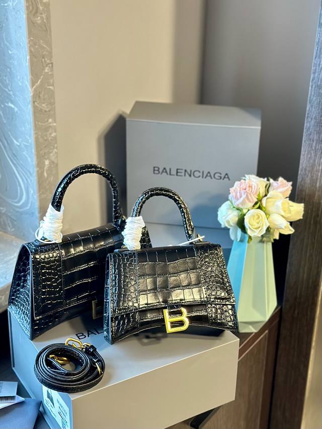 原单牛皮 折叠礼盒包装balenciaga 巴黎世家 Hourglass Xs 沙漏包 月牙包斜挎手提包 Lisa同款 最新走秀款购物袋来啦专柜限量上市 娱乐周