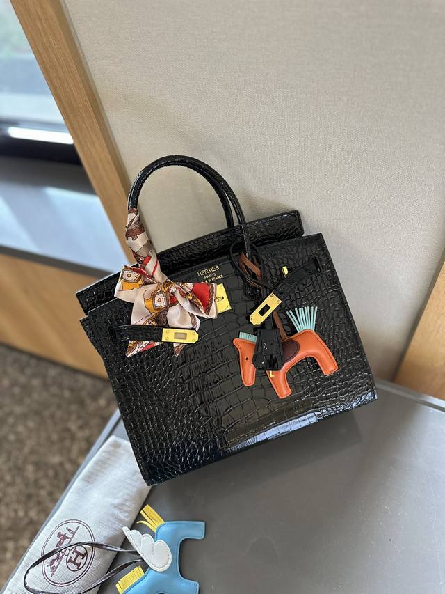 折叠礼盒包装送小马丝巾hermes 高级鳄鱼纹 铂金包 Hermès 爱马仕 铂金包 高端质量 原版皮质 明星同款 原版质量 ，Hermès每个女孩的必备品j