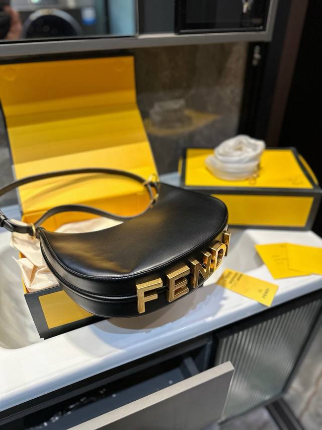 折叠礼盒 芬迪腋下包 Fendi 2022春夏秀款 超美月牙腋下包 Fendi的秀款官网有腋下包还有手腕包 金属字母logo超时髦这只白色百搭又很能装 包包的轮