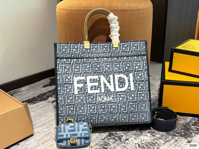 配小包 尺寸：大号36Cmf家 Fendi Peekabo 购物袋经典的tote造型！但是这款最大的特点：手提斜挎！