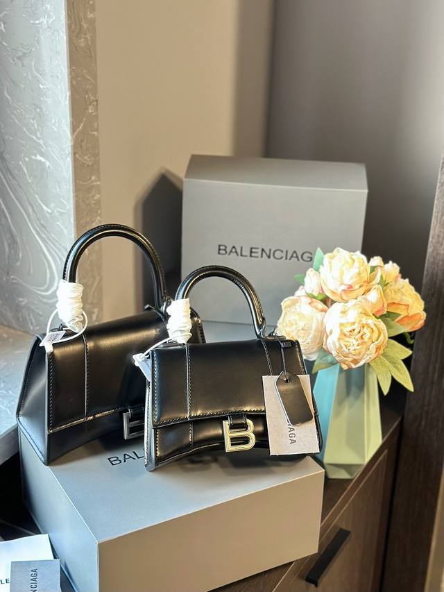 原单牛皮 折叠礼盒包装balenciaga 巴黎世家 Hourglass Xs 沙漏包 月牙包斜挎手提包 Lisa同款 最新走秀款购物袋来啦专柜限量上市 娱乐周