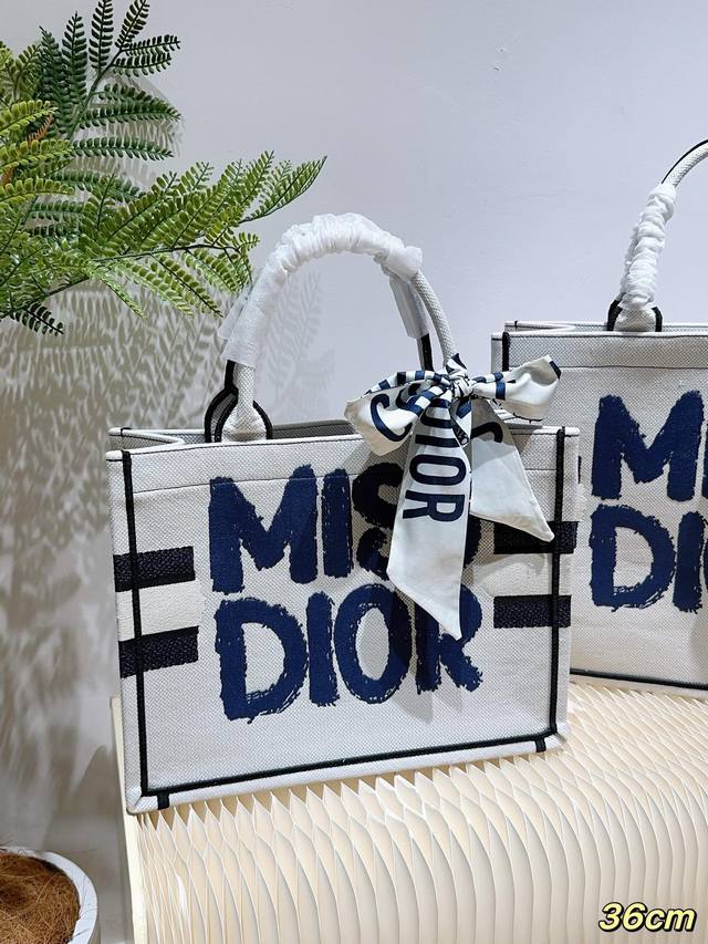 高版本配送丝巾迪奥dior24新品winter Miss Dior系列tote Book 托特包tote绝美的梦中情包尺寸36Cm礼盒包装