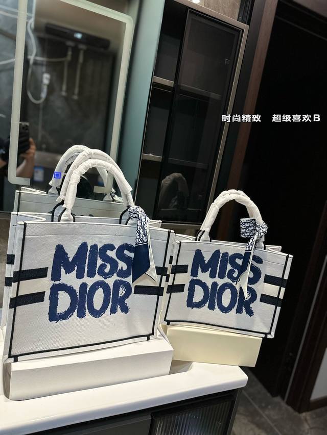 礼盒包装 每天认识一只包: Dior Book Tote牛仔 Dior 迪奥中号dior Book Tote手袋手提包托特包刺绣包女包想要带着自己的世界走到哪里