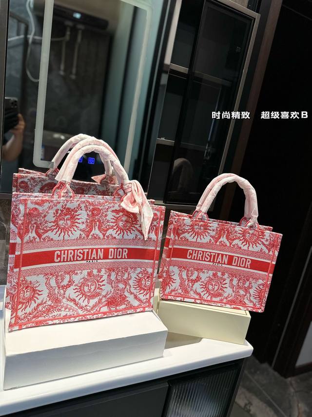 礼盒包装 每天认识一只包: Dior Book Tote牛仔 Dior 迪奥中号dior Book Tote手袋手提包托特包刺绣包女包想要带着自己的世界走到哪里