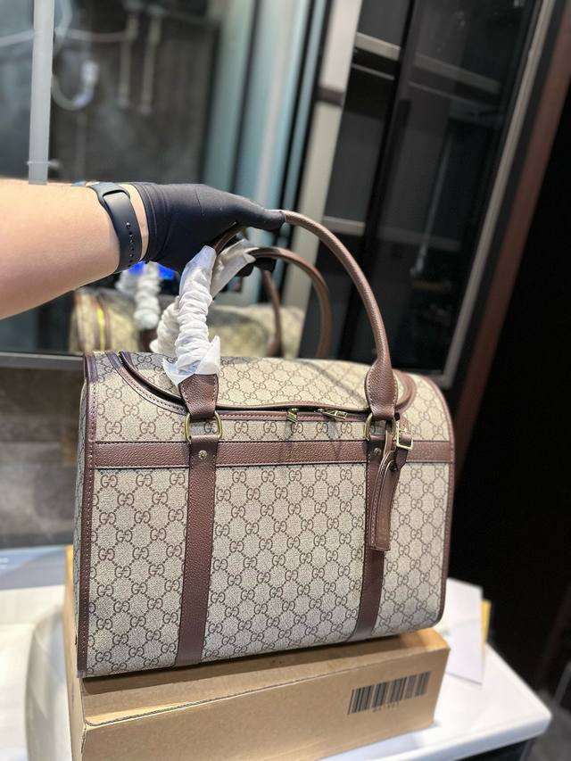 酷奇 Gucci 宠物包包和狗子形影不离啦 去逛商场也不会被禁止带宠物啦 因为他长得真的很不像宠物包 还很有型 狗子在里面也很踏实 这个只有一个侧面有卷帘通风