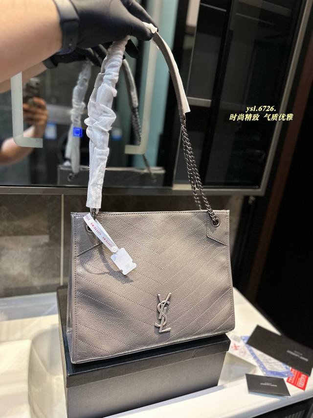 Tote通勤包ysl Niki 这只ysl Niki Shopping Bag有中号 33Cmx27Cmx11.5Cm 完美的可以装下包口有吸铁石封口，地铁_上