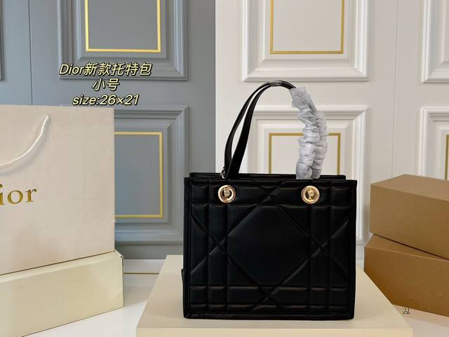 配盒 Size:36×28 大号 26×21 小号 Dior 迪奥essential 新款托特包超大菱格纹绗缝，干净利落～手提袋上的链条细节，灵动出位了！低调奢