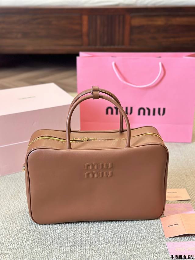 牛皮版本 Miumiu限定款出勤包 简单又好看 Miumiu出勤包不但颜值高，而且超级实用，笔记本电脑还有资料放进去是完全够用的，是一款真的很实用的一款包包。#