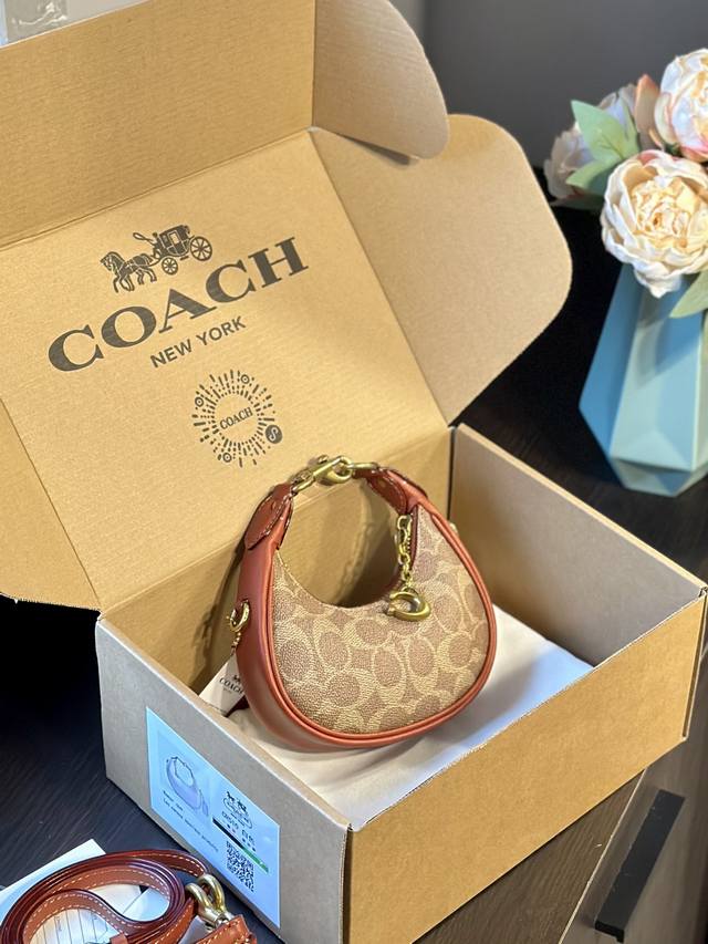 原单 官网飞机箱coach 新品 Jonie 迷你老花天呐 谁能想到啊！！！Coach四月新品也太好看了叭的好可爱～买0买。买。这小月牙迷你包尊l！尺寸15*8