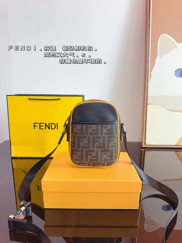 配礼盒fendl 芬迪 新款系列 Fendace 相机包 和谐的色彩搭配、增添了复古的感觉 满满的logo 印花搭配 复古感十足.尺寸：14*6*18Cm