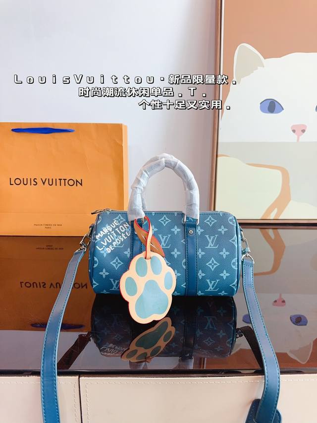 配礼盒.Lv Speedy Nano 枕头包 这款retiro 手袋以标志性的lv老花面料制成，搭配奢华的变色牛皮饰边，经典永恒。优雅低调的外形设计和宽敞的包