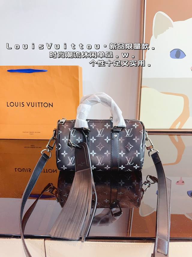 配礼盒.Lv Speedy Nano 枕头包 这款retiro 手袋以标志性的lv老花面料制成，搭配奢华的变色牛皮饰边，经典永恒。优雅低调的外形设计和宽敞的包