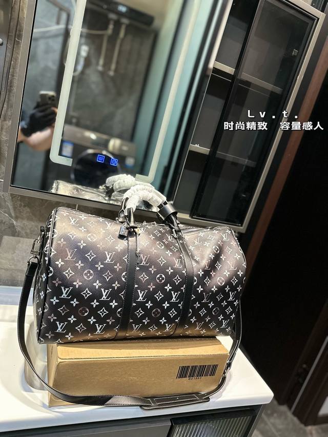 Lv 路易威登 春夏限量新款keepall 旅行包 一只帅气能装的旅行袋 时尚爆发款火热来袭 经典设计大气可观男女通用款 包包采用原版皮质 超级厚实 耐磨 耐用