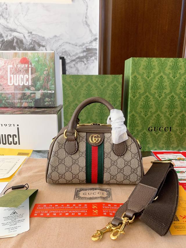 折叠礼盒包装size:21×12Gucci 酷奇新款ophidia 波士顿枕头包简约干练极富现代气息的设计感～结合鲜艳靓丽的红绿带搭配原版内里！上身效果超赞集颜