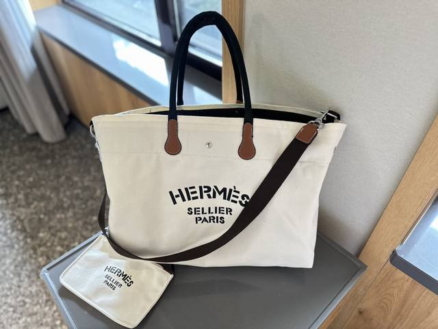 爱马仕帆布 Tote购物袋hermes 布包旅行包，简单轻盈的布包功能性却超强，无论是日常出勤还是旅游度假都没问题，上身超赞～百搭大容量进口帆布面料，尺寸35