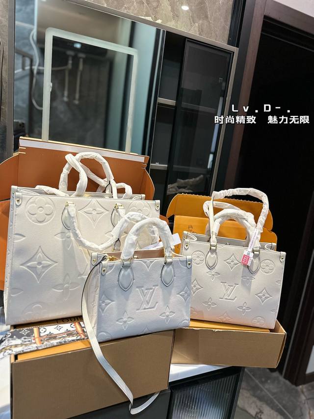 折叠飞机礼盒 Lv Onthego 压字 丛林包原单品质 Lv A B面喷绘 Onthego妈咪袋性价比之王这是一款超赞的包型，灵感来自于恶搞lv的街头品牌，曾