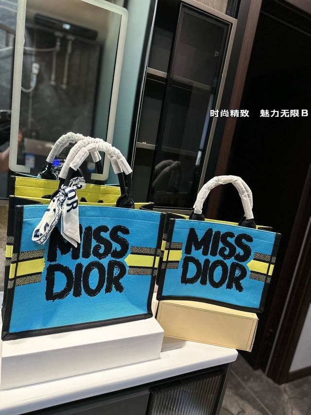 折叠礼盒 迪奥dior 刺绣购物袋 本年度重量级专柜经典爆款 将帅气和优雅两种不同的风格碰撞在一起，融合了新一代女性的时髦与个性 展现女性力量 包包全身刺绣设计