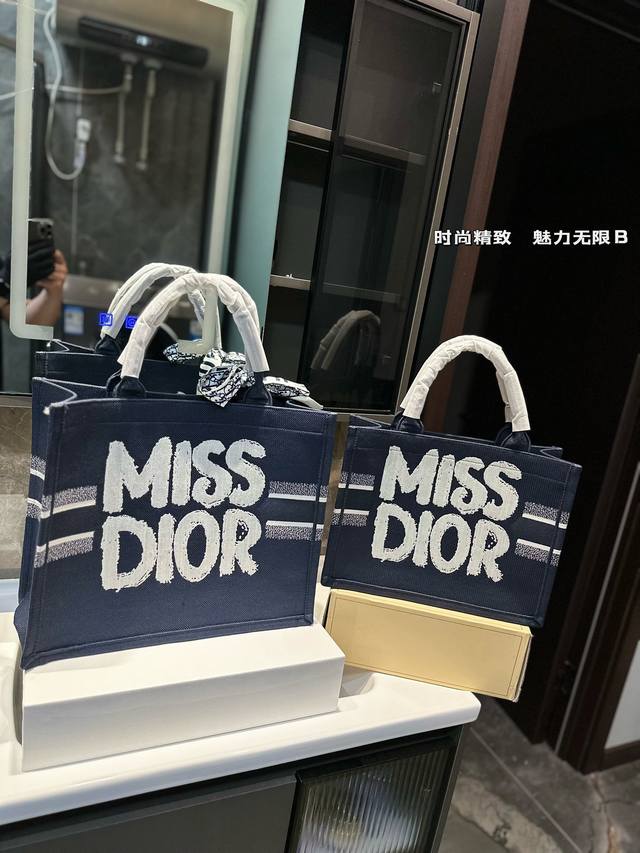 折叠礼盒 迪奥dior 刺绣购物袋 本年度重量级专柜经典爆款 将帅气和优雅两种不同的风格碰撞在一起，融合了新一代女性的时髦与个性 展现女性力量 包包全身刺绣设计