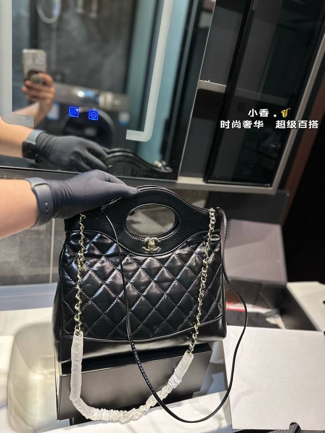 Chanel香奈儿23A系列31Bag Mini迷你黑色复古牛皮金扣手提斜挎包.很新很新，在盒子里面装着 没用过 ，手提和单间或者斜挎都可以，看着普普通通，但上