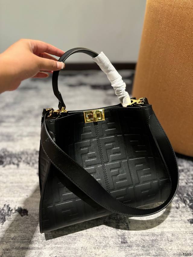 爆炸来袭 芬迪 Fendi X-Lite Peekaboo 系列手袋。10周年而诞生的全新peekaboo X-Iite 系列手袋！摈弃了经典的横杠设计与中央隔