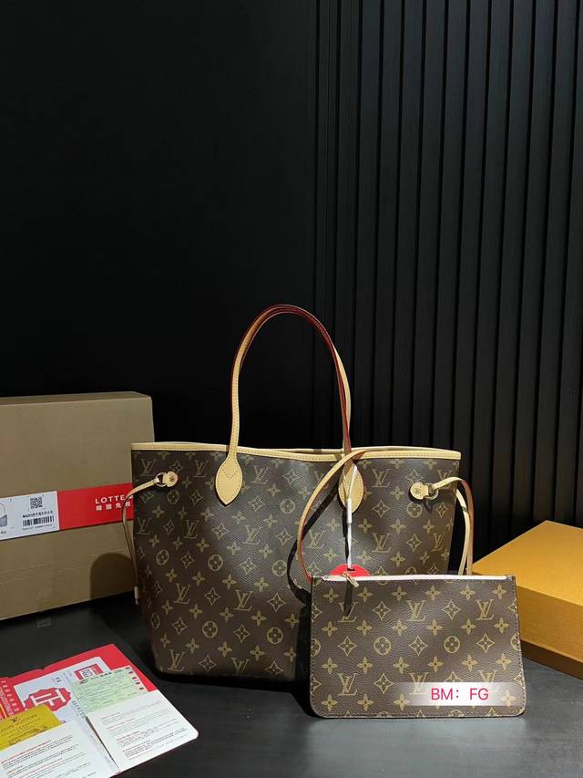 配折叠礼盒lv Neverfull 中号购物袋！骨灰级产物！经典到无可复制！有质感！有味道！尺寸：32*28