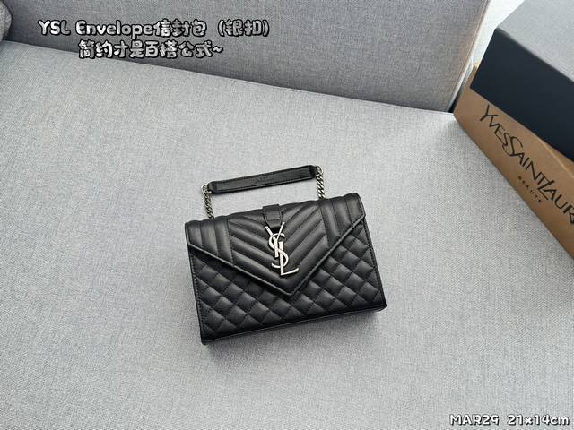 配全套礼盒size:21×14圣罗兰ysl Envelope信封包简约才是百搭公式。复古又时髦，妥妥的街拍神器。出街通勤都可。容量很大，可肩背、斜挎。搭配很显高