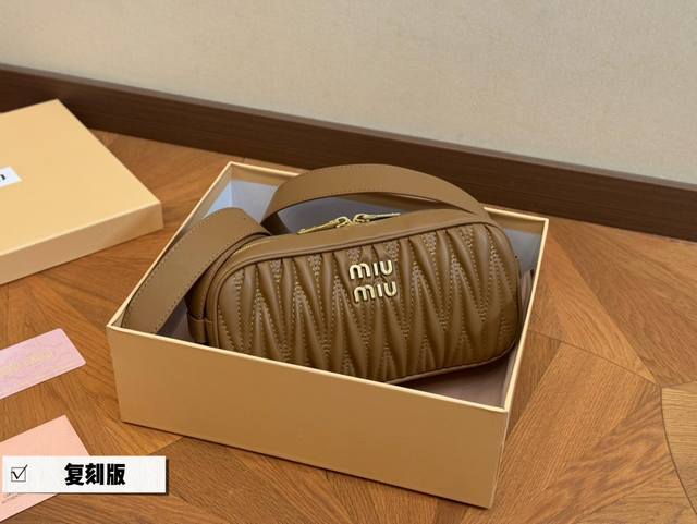 配盒size：25*13Cmmiumiu 法棍包包，特别喜欢这个宽肩带的设计！Miumiu的坑真的好仙女好好看！真的很有质感！可斜挎可手拿可单肩，日常约会出行简