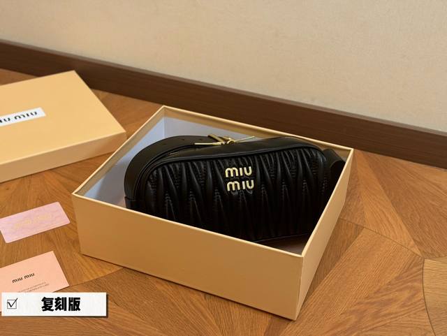 配盒size：25*13Cmmiumiu 法棍包包，特别喜欢这个宽肩带的设计！Miumiu的坑真的好仙女好好看！真的很有质感！可斜挎可手拿可单肩，日常约会出行简