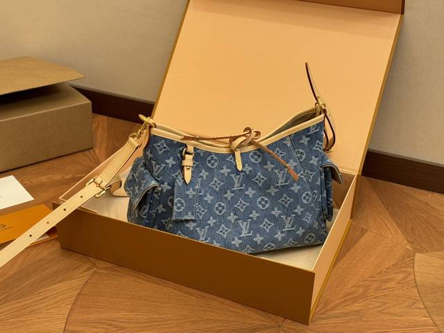 Size：21.29Cmlv Carryall 年度包王带有蝴蝶结的腋下包喜欢吗，内附一只收纳零钱包，性价比颜值超在线了 ！单肩斜挎完全没问题 怎么背都很好看！