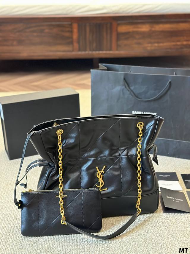 Ysl 24 新款jamie 4.3 Pochon这个款式热度很高，黑金配色高级，包型时尚，容量足够，万物可装，坚版包型上身修长身形，自带慵懒感！包包采用柔软纳