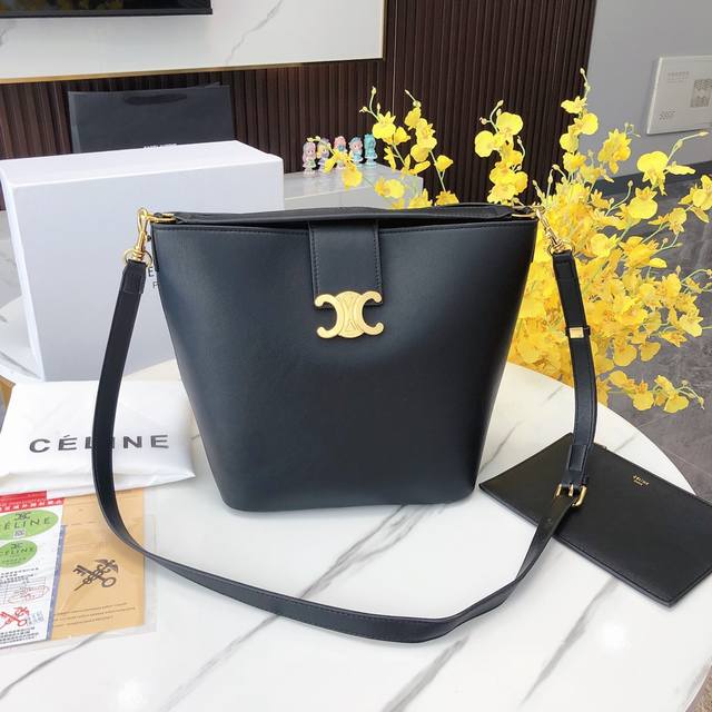 礼盒包装celine新品，赛琳今年这款louise的锁扣加入了凯旋门元素，增强了这款水桶包的辨识度，更加时尚精致，容量非常可观，日常通勤 出差 办公完全无压力。