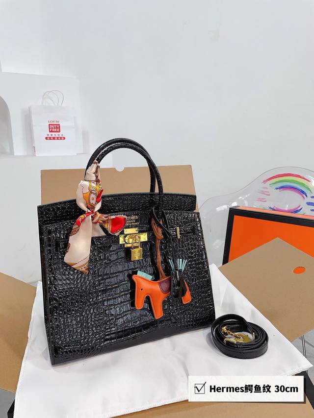 折叠礼盒hermes 高级鳄鱼纹 铂金包 Hermès 爱马仕 铂金包 高端质量 原版皮质 明星同款 原版质量 ，Hermès每个女孩的必备品 尺寸30Cm