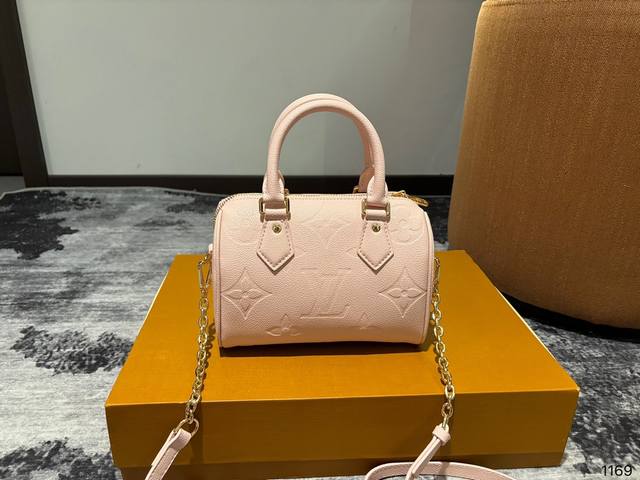 Lv Speedy 20Cm枕头包 无论版型 内里和专柜毫无差别 真正原版复刻 内里可拆卸 火遍全球的爆款机场大包 机车女神包 明星同款 贵气而充满活力的品牌设